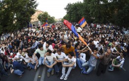 Протестующие в Ереване добились своих целей, но революции не будет из-за отсутствия конфликта поколений.