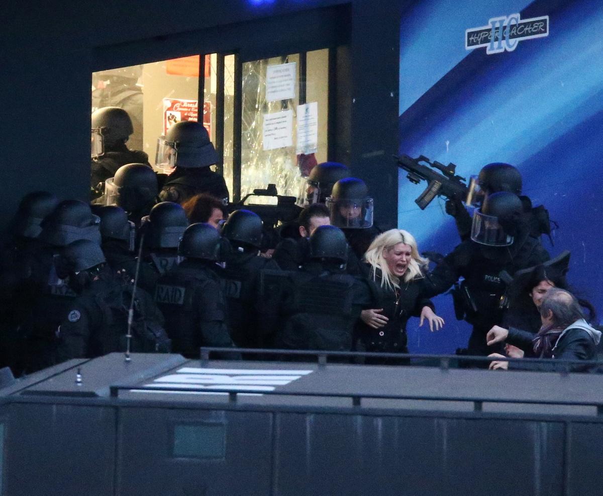 Полиция эвакуирует мирных жителей во время террористического акта. © CHP/FAMEFLYNET PICTURES.