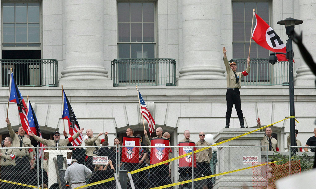 Американские неонацисты © EPA/JOHN MANIACI