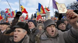 Руководство Молдавии, в отличие от Януковича, подписало невыгодный для себя документ, и за это его теперь свергает народ.
