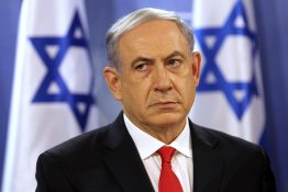 Предав другие оппозиционные партии Бенни Ганц, бывший израильский генерал, ставший лидером оппозиции, нарушил свои обещания и заключил сделку о присоединении к “чрезвычайному правительству” Биньямина Нетаньяху.