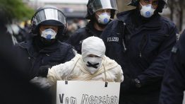 Немецкая полиция в специальном обмундировании и шлемах вступила в субботу в схватку с десятками демонстрантов, выступающих в центре Берлина против самоизоляции из-за коронавируса.
