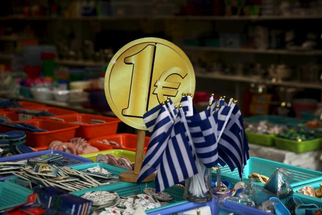 Greek flags are displayed for sale for one Euro at a shop in central in Athens, Greece July 26, 2015.REUTERS/Yiannis Kourtoglou