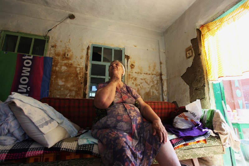 Бабушка Наташа в уцелевшей кухне. Все остальное разрушено, дом будут сносить / Фото: Диана Григорьева