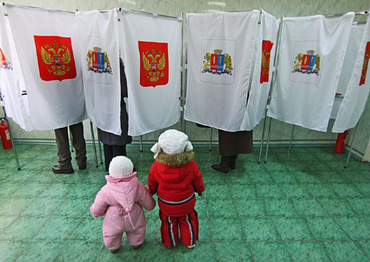дети дожидаются своих родителей на одном из избирательных участков в России © ITAR-TASS