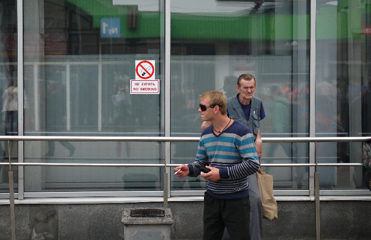 По периметру Ярославского вокзала вывешены знаки с перечеркнутой сигаретой. Фото: Дарья Бурлакова