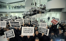 Полиция Турции провела проверки в ряде СМИ страны и по их итогам задержала по меньшей мере 23 человека, которых подозревают в связях с движением «Хизмет» исламского деятеля Фетхуллаха Гюлена
