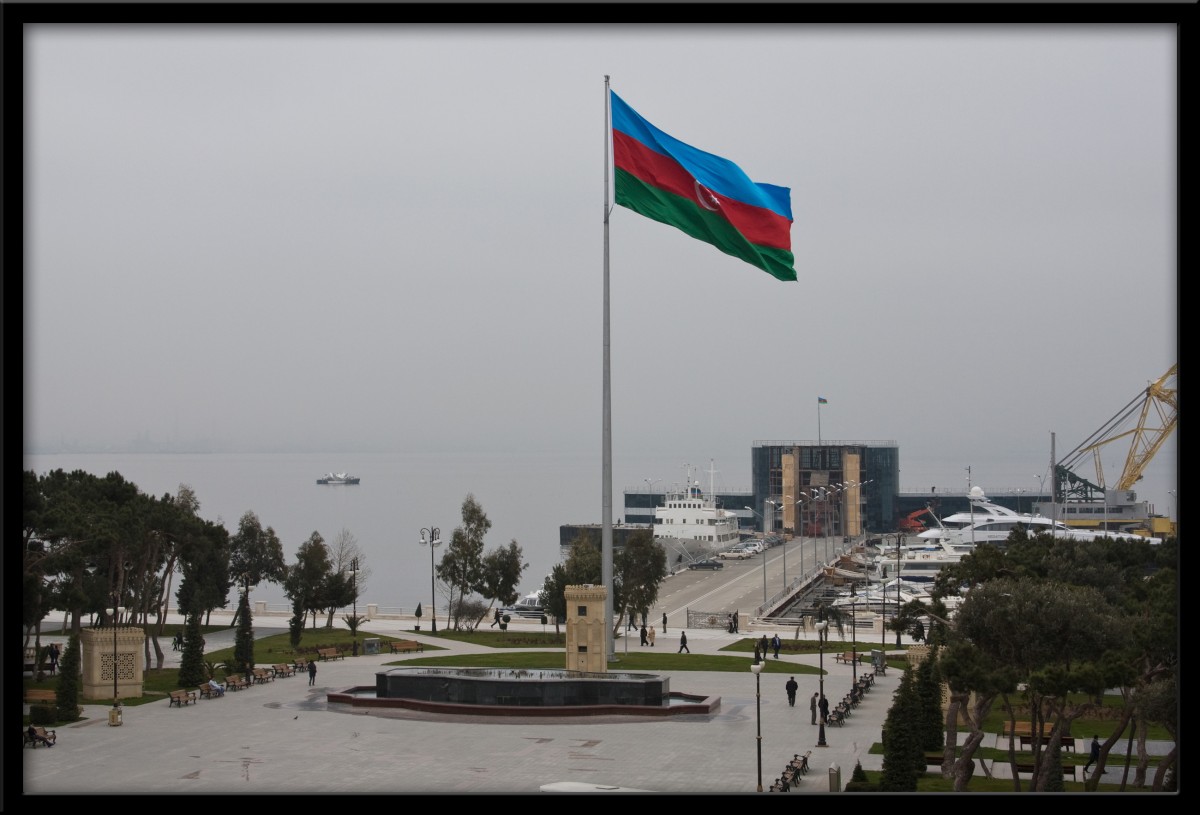 198_National flag near Azneft roundabout and city yacht club, Baki Bulvar, Baku, Azerbaijan
