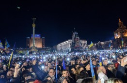 Кто в итоге возьмет верх на Украине, мы пока не знаем. Но мы точно знаем, что власть, существовавшая в соседней стране ещё несколько недель назад, полностью развалилась. И как бы ни были страшны и печальны возможные будущие последствия Майдана, этому факту нельзя не радоваться. В январе на улицах Киева борьбу вели две равно реакционные силы. Теперь из них уцелела только одна.
