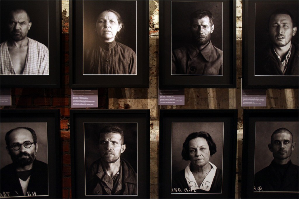 Фотовыставка «Большой террор», посвященная памяти жертв массовых репрессий 1930-х годов. Сахаровский центр, Москва. 