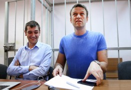 Замоскворецкий суд Москвы приговорил Алексея Навального к 3,5 годам заключения условно по делу «Ив Роше». Его брат Олег Навальный получил 3,5 года реального лишения свободы
