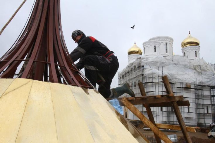 рабочий на стройке православного храма © «Вечерняя Москва»
