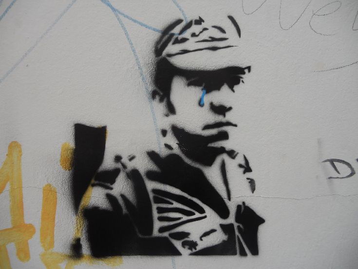 Граффити с изображением капитана Салгейру Майя, самого популярного героя «Революции Гвоздик».