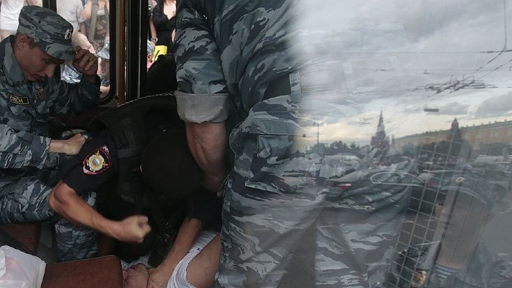 избиение гражданина РФ во время акции протеста в Москве © Reuters