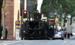 В понедельник утром около 10:00 по местному времени неизвестные с оружием захватили в заложники посетителей и персонал магазина-кафе Lindt близ здания Центробанка в центре Сиднея