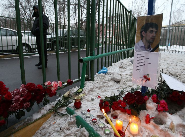 Цветы и фотография убитого учителя у московской школы №263 в Отрадном © РИА «Новости»