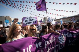 Само изменение идентичности с «протестующие женщины-феминистки» на «протестующие против застройки парка Гези» увеличило количество участниц, дало им ощущение эффективности протестов и уверенность в том, что голос женщин будет услышан благодаря новой площадке протестов.