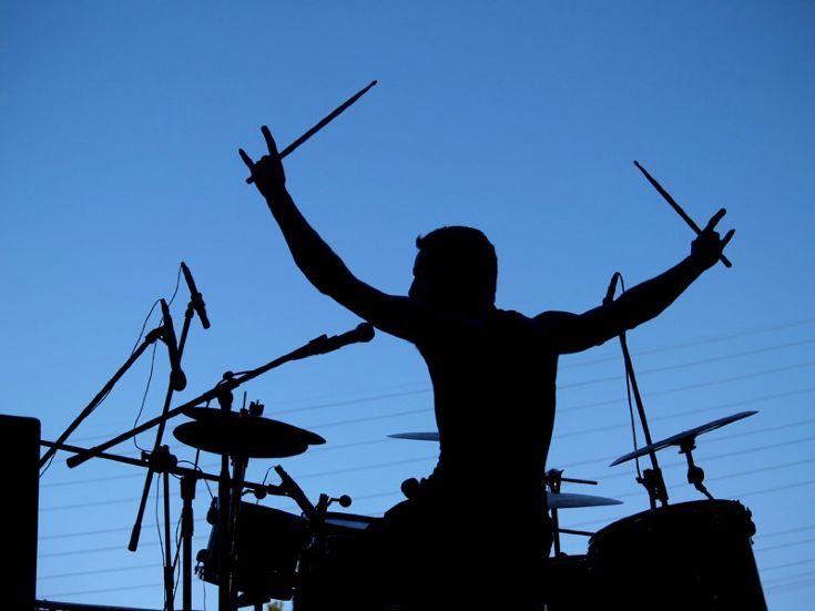 Музыкант за барабанной установкой © ultramusicfestival.ru