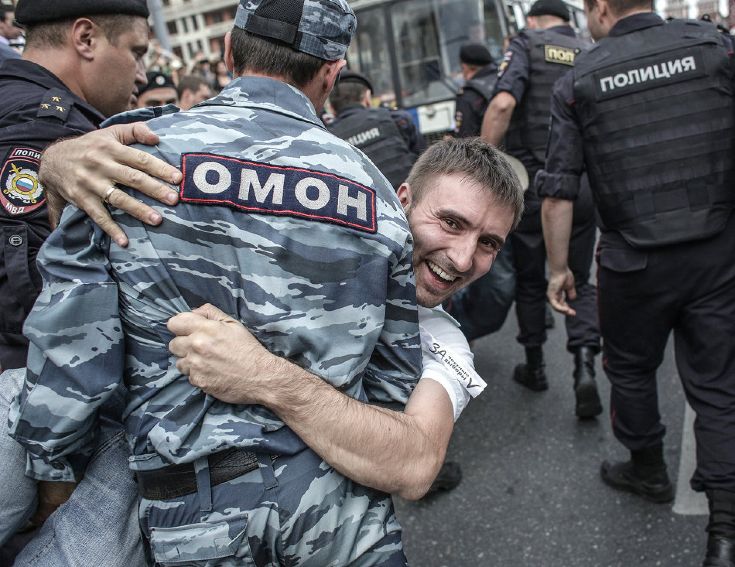 Задержание участника протестной акции на Манежной площади © РИА НОВОСТИ, Андрей Стенин