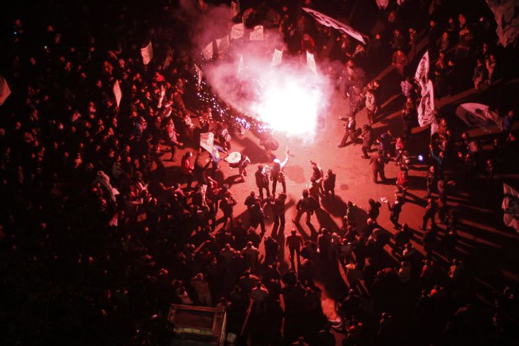 С наступлением сумерек к группировкам футбольных фанатов-ультрас, которые составляют основную массу участников беспорядков, присоединились сторонники анархистской тактики под названием Black block. © AFP 2013/ Mohammed Abed