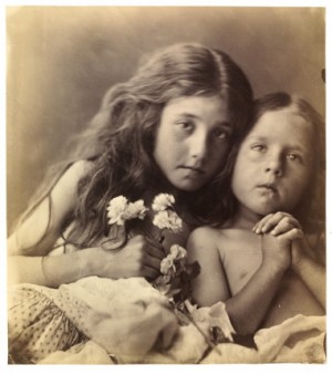 Джулия Маргарет Кэмерон. Красные и белые розы, 1865 /