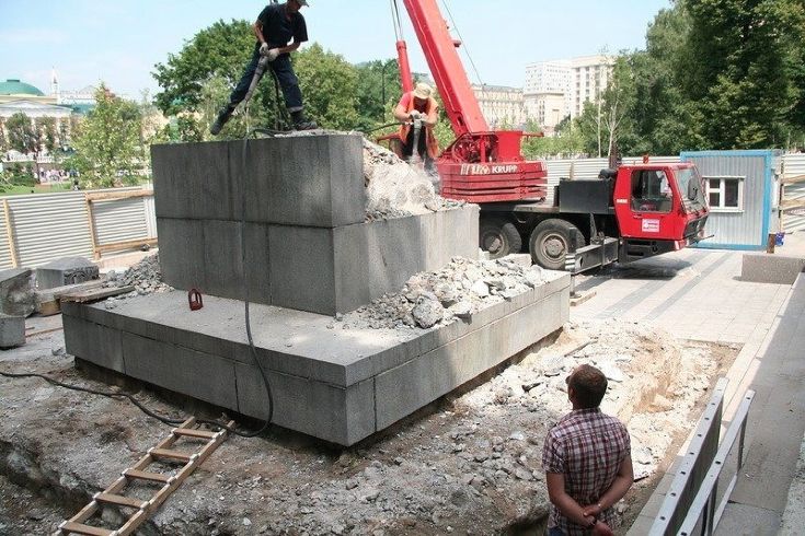 Разрушение памятника © zasssr.info