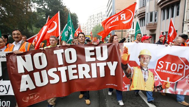 cоциалисты во время демонстрации против мер жесткой экономии в Брюсселе, в которой участвовало порядка 100 000 человек. © Paul Mattsson