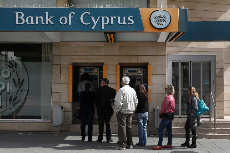 Жители острова Кипр снимают свои сбережения © abc.net.au