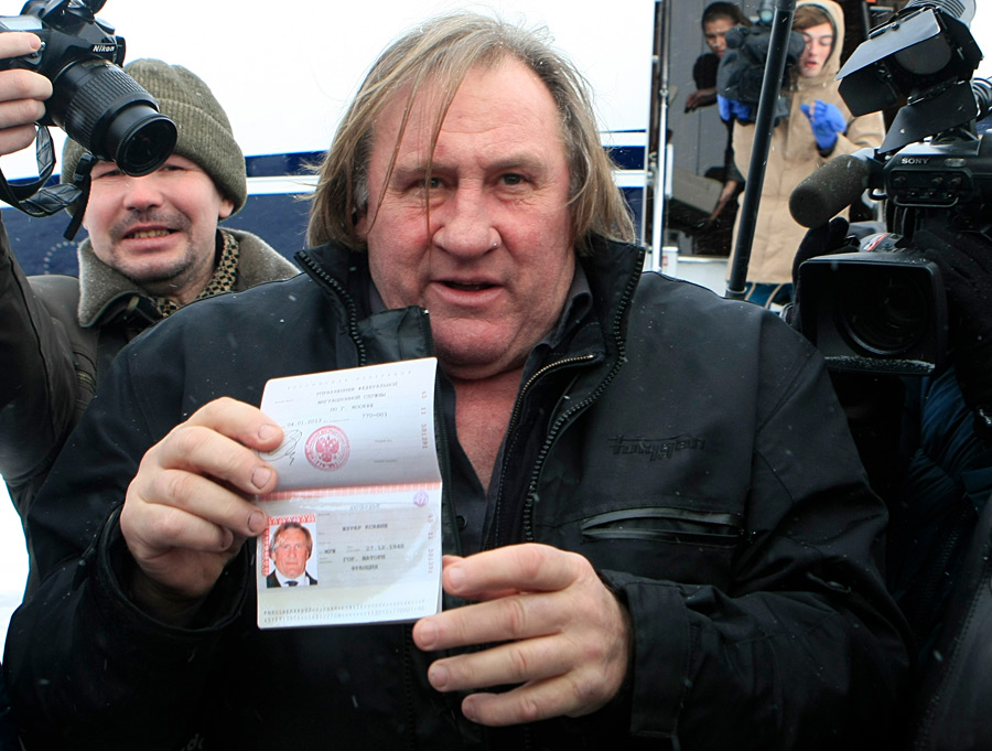Депардье с новым паспортом © animalnewyork.com