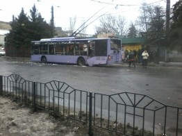 Взрыв на остановке общественного транспорта в Донецке стал причиной гибели по меньшей мере девяти человек, еще около десятии человек получили ранения