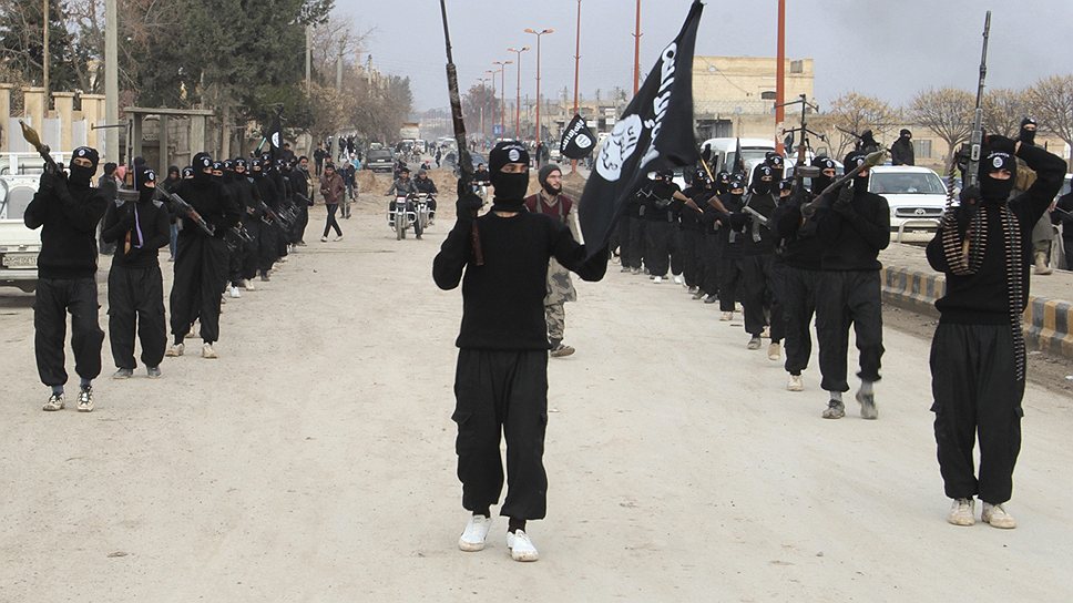 Марш членов группировки ИГИЛ в городе Ракка. 