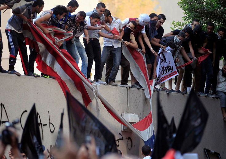 Протестующие разрывают флаг США во время протестов в Египте © arkroom.baltimoresun.com