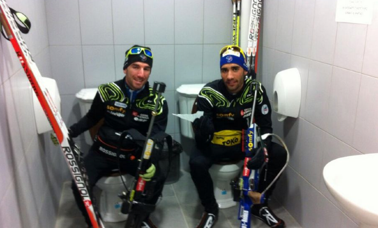 Иностранные журналисты и спортсмены шокированы обилием двойных туалетов в олимпийском комплексе в Сочи © twitter.com/martinfkde