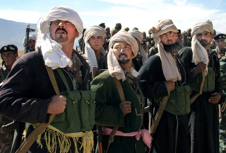 Таджикские солдаты готовятся играть роль боевиков во время совместного таджико-кыргызского учения в Джиргатале, Таджикистан, сентябрь 2005 года. © REUTERS/Vladimir Pirogov
