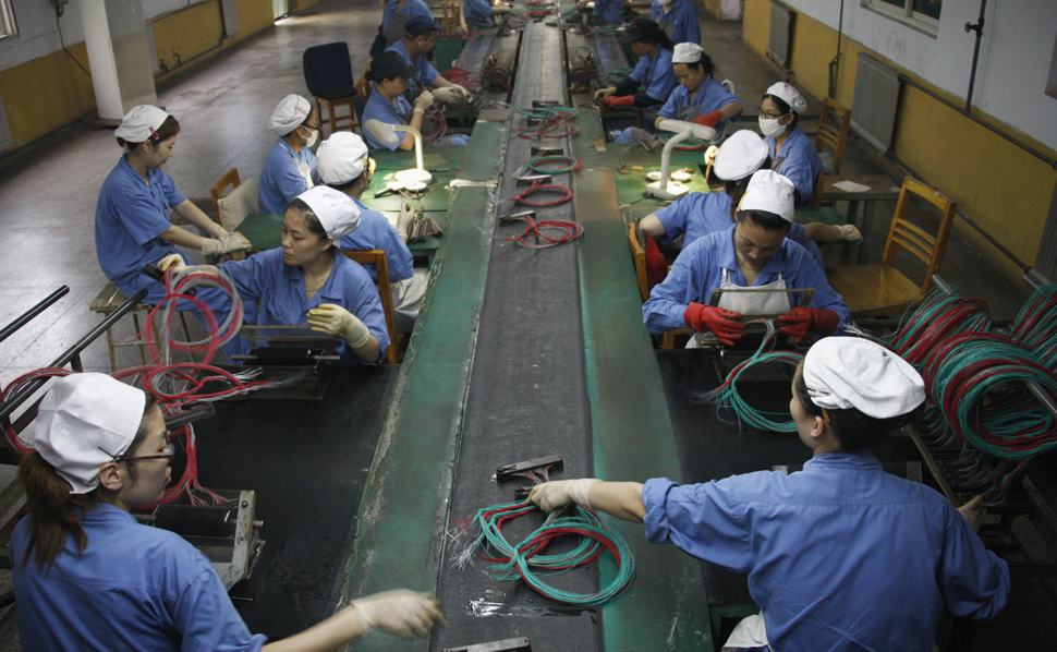 Изготовление плавких предохранителей на технологической линии по производству динамита на химическом заводе в городе Хуайбэй, провинция Аньхой. © REUTERS/Stringer