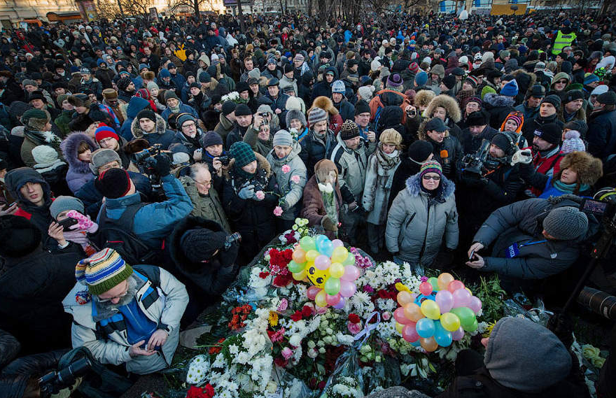 Протестующие у Соловецкого камня на Лубянке Илья Варламов