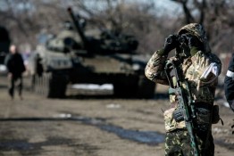 Глава Донецкой народной республики Александр Захарченко заявил, что "зачистка" Дебальцево завершена, город находится под контролем ополченцев. В соседних населенных пунктах бои продолжаются