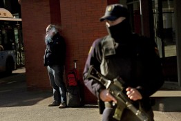 Испанская полиция задержала восемь человек, вернувшихся с востока Украины на родину. Их обвинили в убийствах, владении оружием и взрывчатыми веществами, а также в участии в акциях, которые "направлены против интересов Королевства Испания за рубежом"