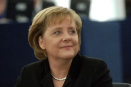 Принятые ЕС санкции в отношении 19 физических и девяти юридических лиц, в том числе из России, вступят в силу 16 февраля, несмотря на новые минские договоренности. Об этом заявила канцлер ФРГ Ангела Меркель