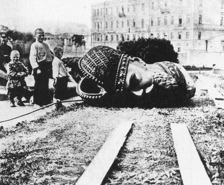 Снятие памятника Александру III в Москве. 1918 г. © wikipedia.org