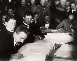 3 марта 1918 года дипломаты Советской России подписали Брест-Литовский мирный договор.