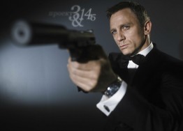 По прошествии тех пятидесяти лет, что агент 007 присутствует на мировых киноэкранах, приходится с грустью констатировать: время властно даже над таким супермужчиной, как Джеймс Бонд.