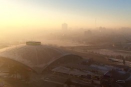 В десяти городах Челябинской области, включая столицу региона, уже более недели окутанную едким смогом, объявлено предупреждение о неблагоприятных для рассеивания вредных примесей в атмосферном воздухе метеорологических условиях первой степени опасности