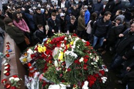 В Москве завершилось траурное шествие, организованное в центре столицы в память о Борисе Немцове. Данные о количестве участников памятного шествия разнятся. Столичная полиция заявила о 16,5 участниках, по данным проекта «Белый счетчик» марш собрал до 51 тысячи человек