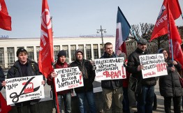 Работники петербургских автомобильных заводов General Motors и Ford провели пикет на площади Ленина, требуя увеличения компенсаций при сокращениях на производстве