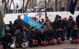 Работники шахты «Селидоуголь» и шахты имени Стаханова Донецкой области начали в понедельник забастовку из-за задолженности по зарплате. Завтра к ним планируют присоединиться горняки «Краноармейскугля»