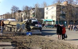 В городе Константиновка Донецкой области прошли беспорядки после того, как 16 марта восьмилетняя девочка погибла под гусеницами бронемашины. Вечером местные жители собрались около общежитий, где располагались силовики, начали бросать камни в окна казарм и поджигать здания