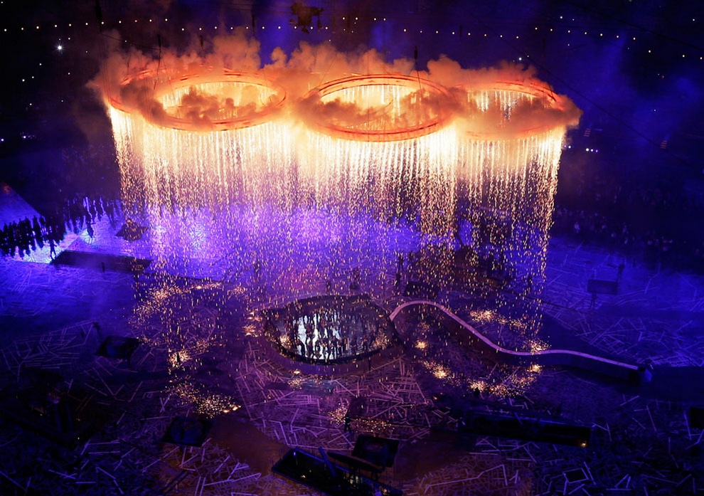 Олимпийские кольца освещают стадион во время открытия Летних Олимпийских игр в Лондоне.