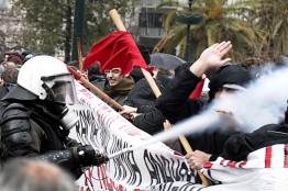 На улицы Афин в воскресенье вышли сотни тысяч демонстрантов. Множество людей собрали акции протеста в других городах Греции. И это уже после того как 48 часов подряд страна бастовала, бурлила, митинговала, захлебывалась в слезоточивом газе. 
