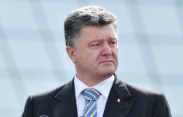 Президента Украины Петра Порошенко, который прибыл в пятницу в Одессу для участия в праздновании 71-ой годовщины освобождения города от немецко-румынских оккупантов, встретили криками "убийца" и "фашизм не пройдет"